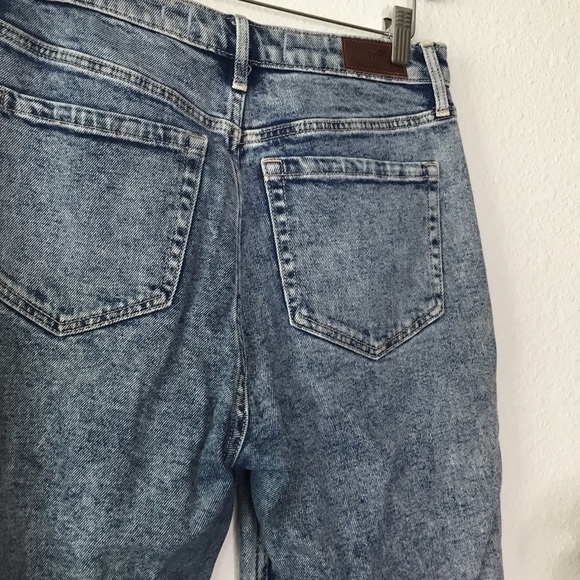 Hollister Ultra High-Rise Mom Jean - Picture 7 of 7